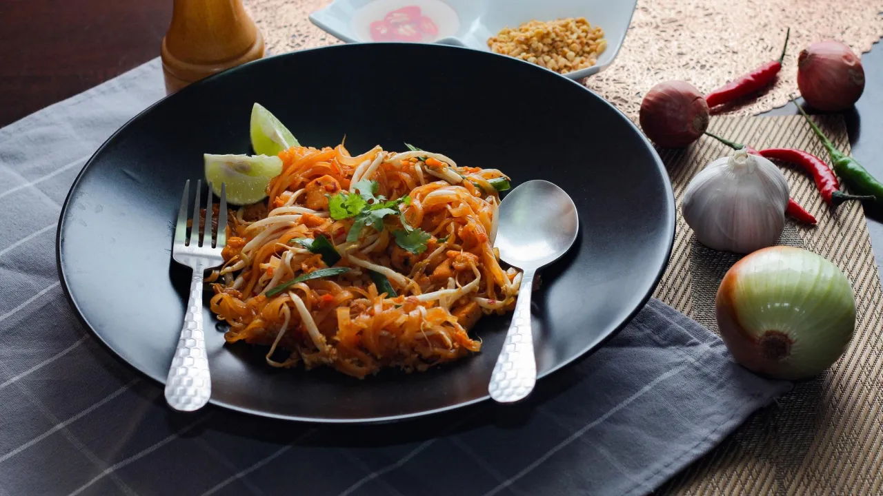 Zdjęcie Ile kalorii ma pad thai? Zaskakujące fakty o jego wartościach odżywczych