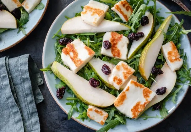 Zdjęcie Sałatka z halloumi i gruszką - zdrowa i sycąca opcja na lunch
