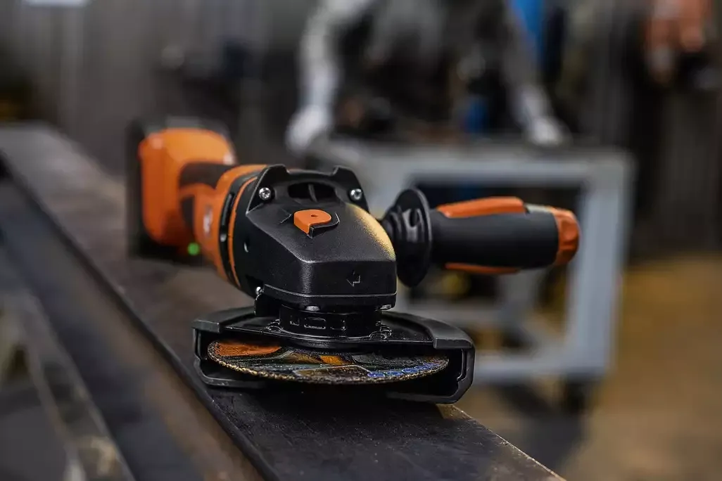 Zdjęcie Czy szlifierką kątową można polerować samochód? Oto ryzyka i ograniczenia