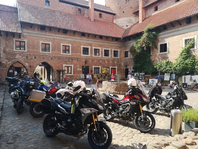 Zdjęcie Najlepsze trasy motocyklowe na Mazurach: planuj bezpieczną i niezapomnianą przygodę