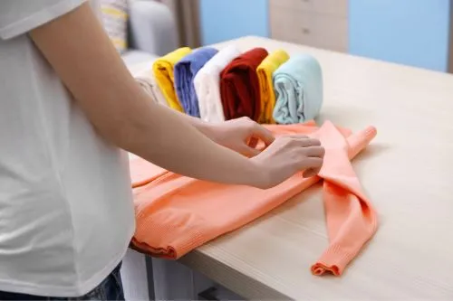 Zdjęcie Jak złożyć t shirt do walizki, aby uniknąć zagnieceń i zaoszczędzić miejsce