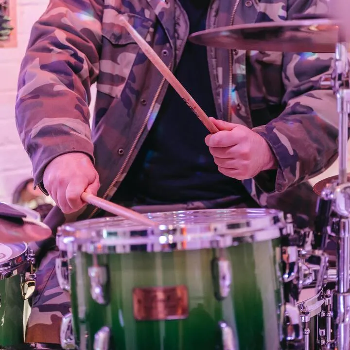 Zdjęcie Co to jest perkusja? Poznaj jej znaczenie i różne instrumenty
