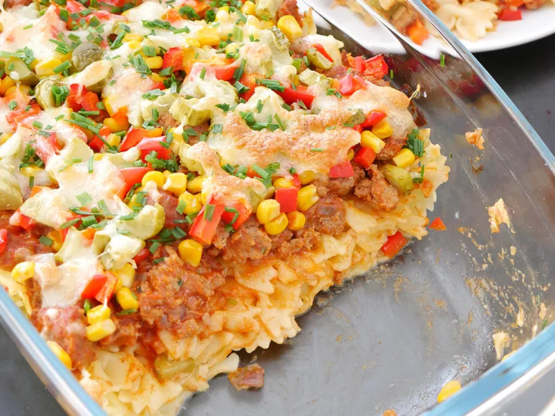 Zdjęcie Zapiekanka z makaronem spaghetti i mielonym mięsem, która zachwyca smakiem