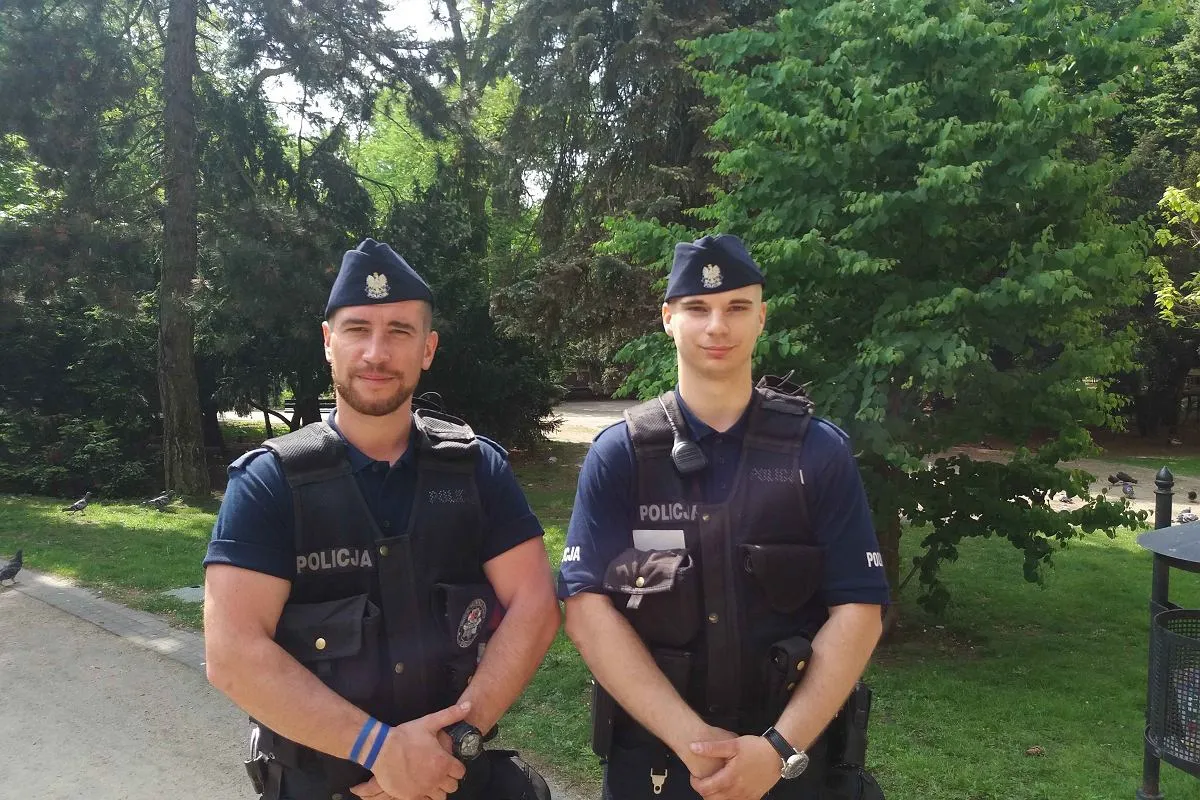 Zdjęcie Prawidłowe noszenie furażerki w policji - zasady i regulamin służbowy