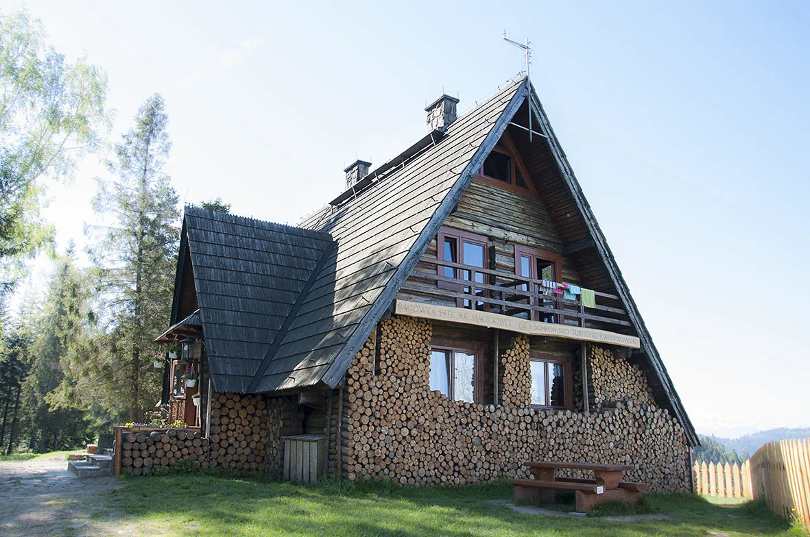 Zdjęcie Bacówka pod Trójgarbem: historia, kontrowersje i przyszłość schroniska