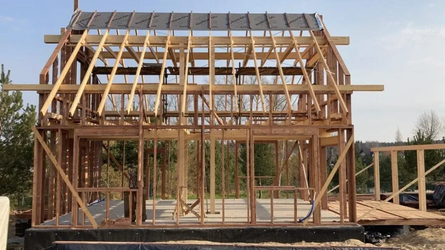 Zdjęcie Ile drewna na dom szkieletowy 70m2? Sprawdź dokładne obliczenia!