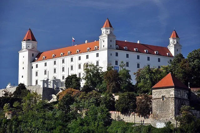 Zdjęcie Zamek w Bratysławie: Odkryj tajemnice i historię tej perły Słowacji