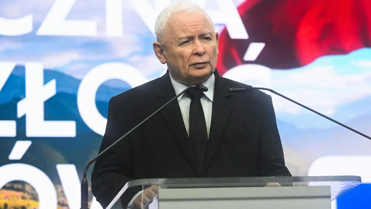 Zdjęcie Niemiecki agent Kaczyńskiego niezadowolił klub PiS. Skandal po hymnie.