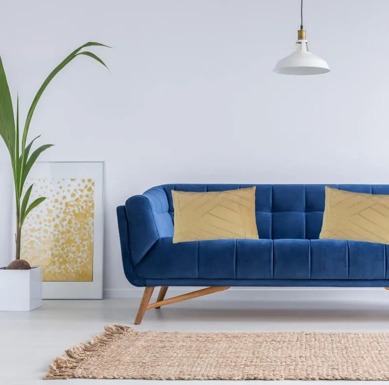 Zdjęcie Jak dobrać idealne poduszki do niebieskiej kanapy? Porady i inspiracje