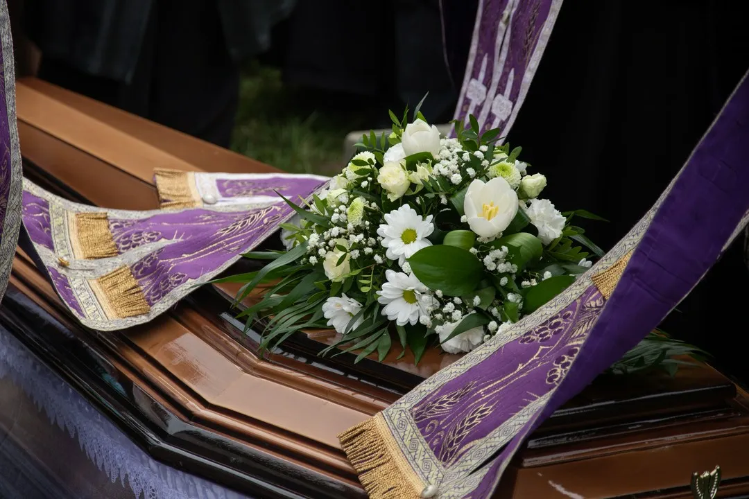 Zdjęcie Co się dzieje z duszą w czasie pogrzebu? Emocje i wierzenia w tradycji
