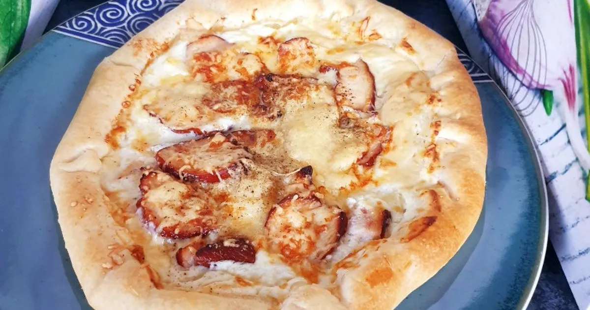 Zdjęcie Pizza lardons cr&egrave;me fra&icirc;che : la recette croustillante du chef !