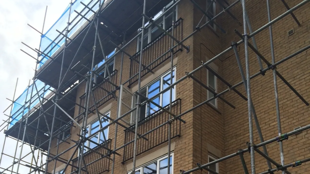 Zdjęcie Rusztowania budowlane: przewodnik po rodzajach, przepisach i bezpieczeństwie