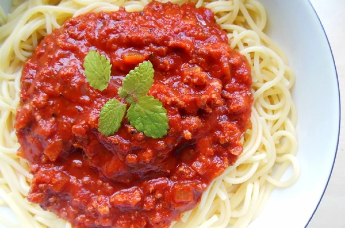 Zdjęcie Prosty przepis na spaghetti z mięsem mielonym i koncentratem pomidorowym