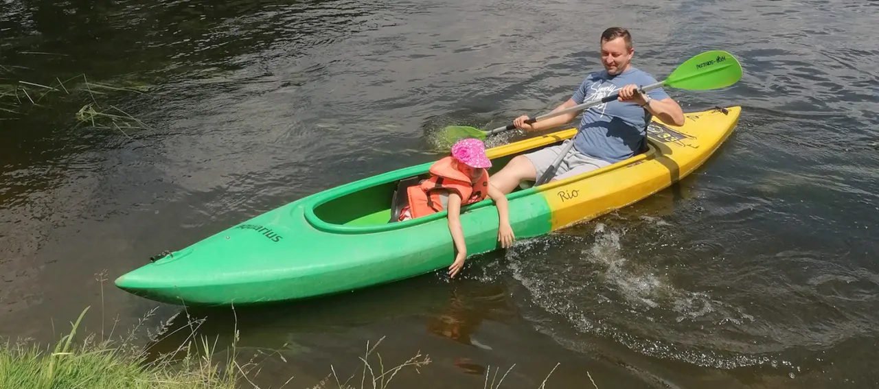 Zdjęcie Kajaki od jakiego wieku - bezpieczne pływanie z dziećmi i wskazówki