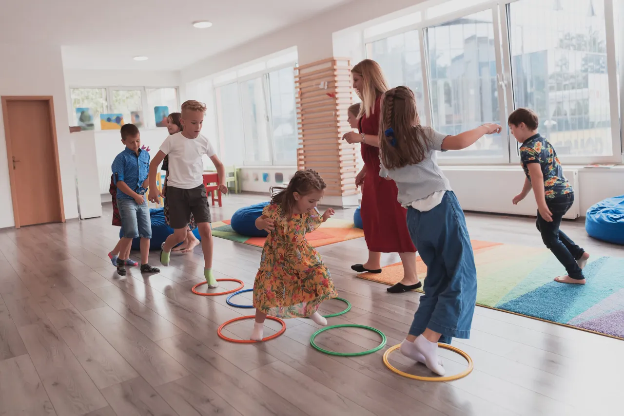 Zdjęcie Zabawy integracyjne dla klas 1-3: Magiczne sposoby na zgrany zespół w szkole