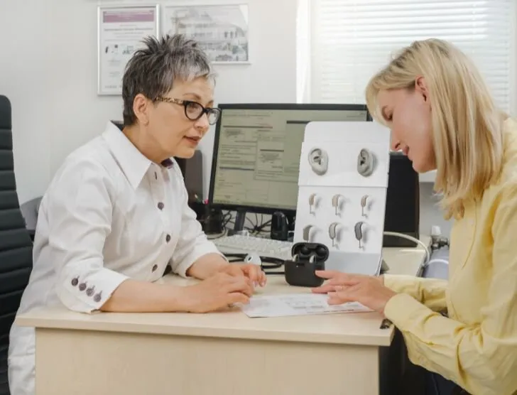 Zdjęcie Ile kosztuje aparat słuchowy na NFZ? Sprawdź dofinansowanie i warunki