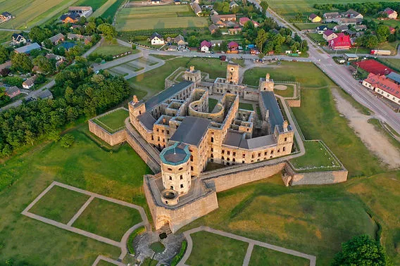 Zdjęcie Zamek Krzyżtopór: Gdzie przenocować w ruinach giganta?