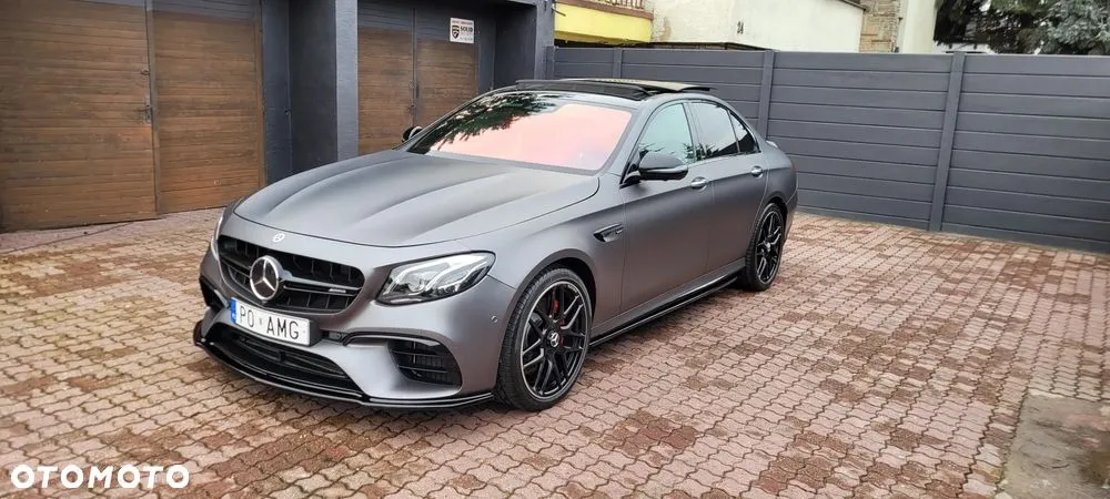 Zdjęcie E63 AMG Mercedes-Benz: Niezwykłe osiągi i historie, które musisz znać