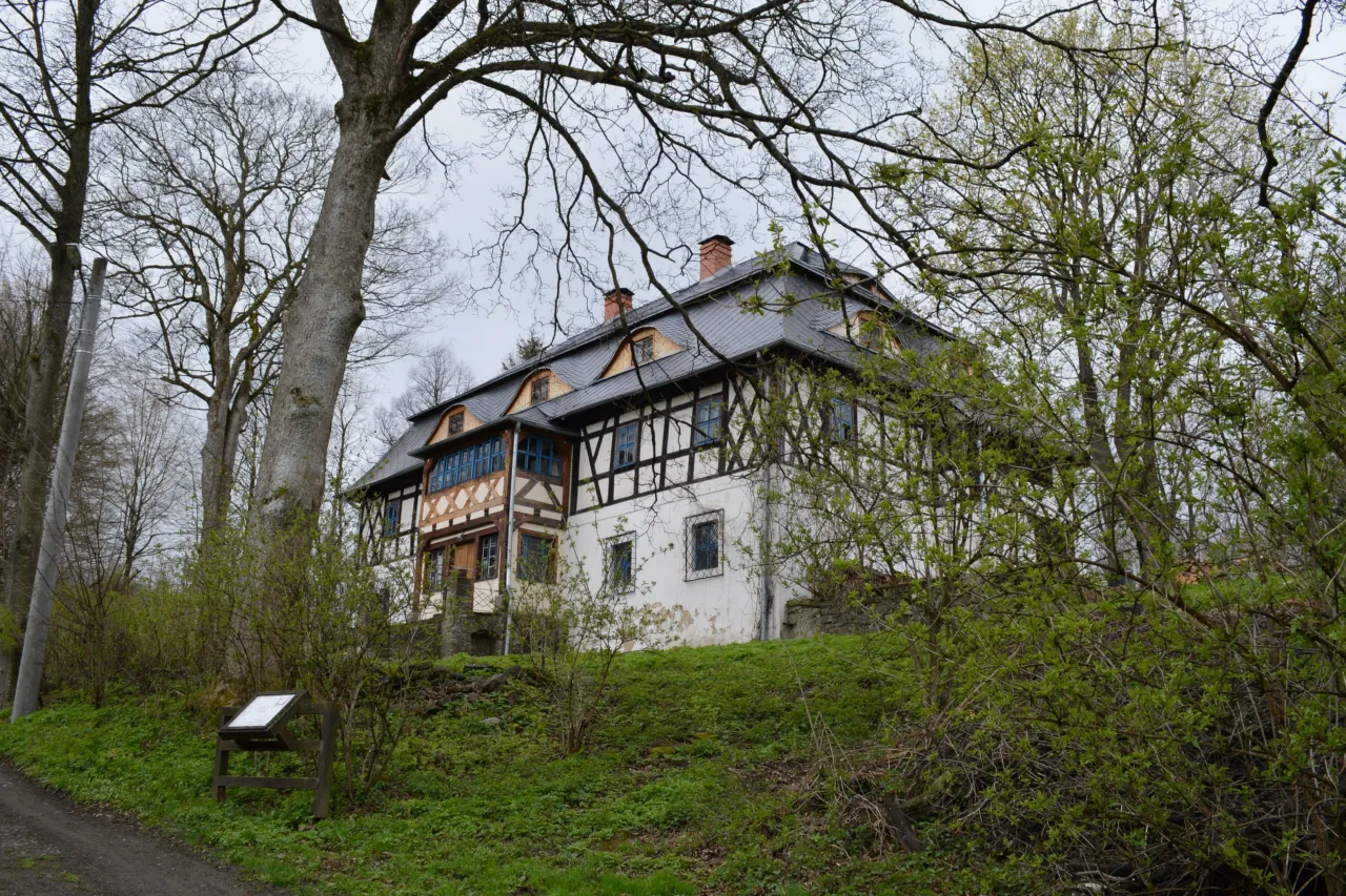 Zdjęcie Zabytkowy dworek Mniszków 17: historia, architektura i okolice