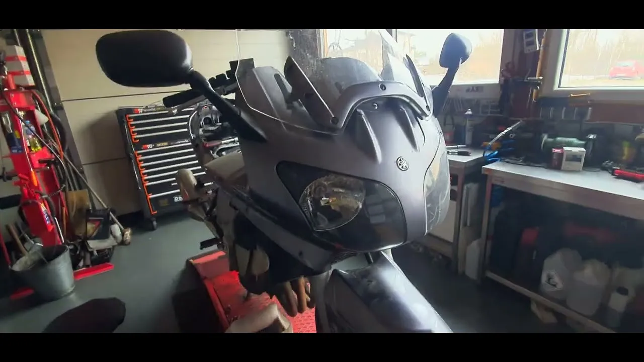 Zdjęcie Gdzie są bezpieczniki Yamaha FJR 1300 i jak uniknąć problemów?