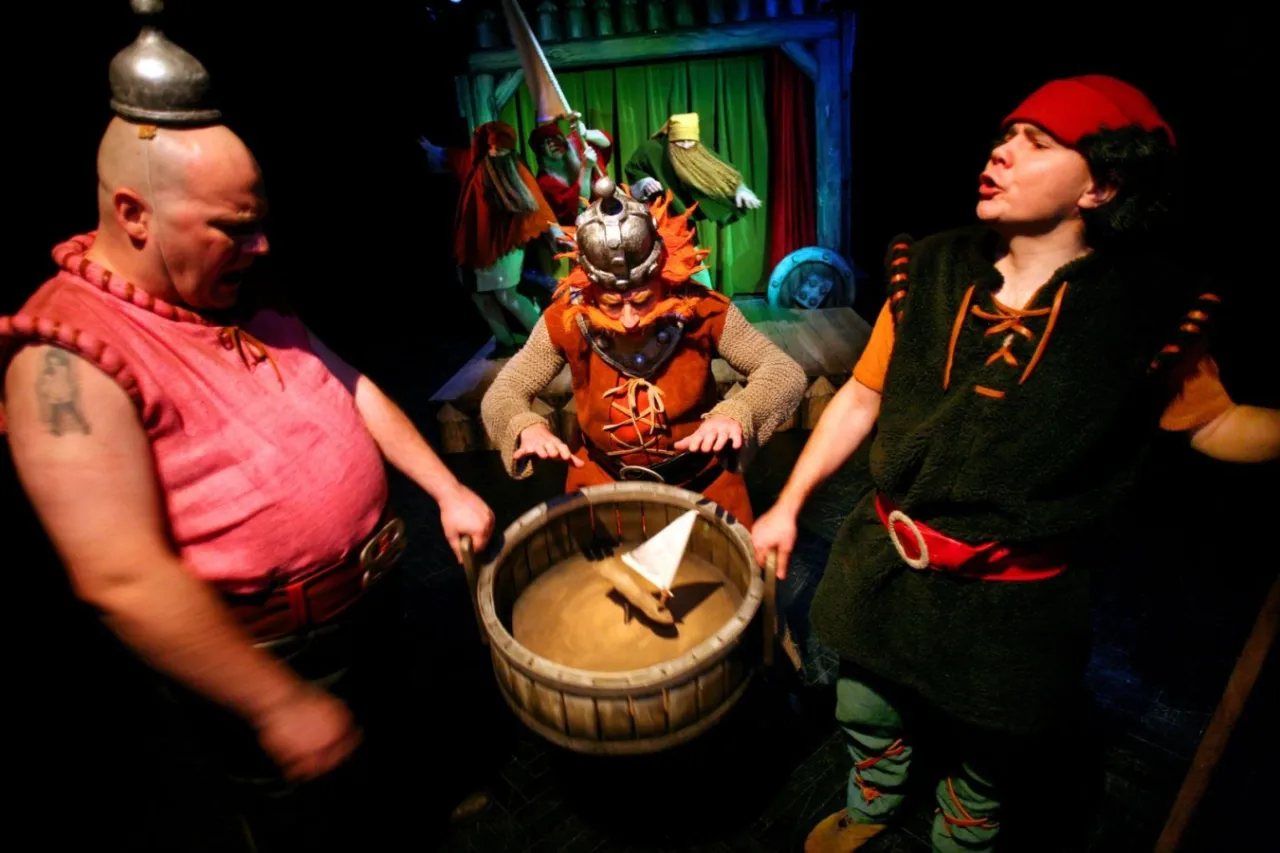 Zdjęcie Kto wykonuje kostiumy i rekwizyty w teatrze? Poznaj kluczowe role