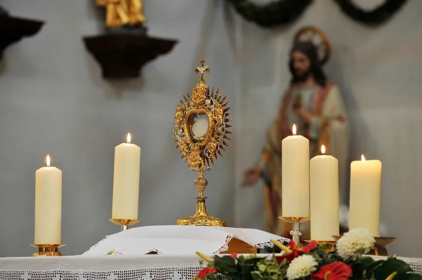 Zdjęcie Symbolika świec na ołtarzu: co oznaczają i dlaczego są tak ważne w liturgii