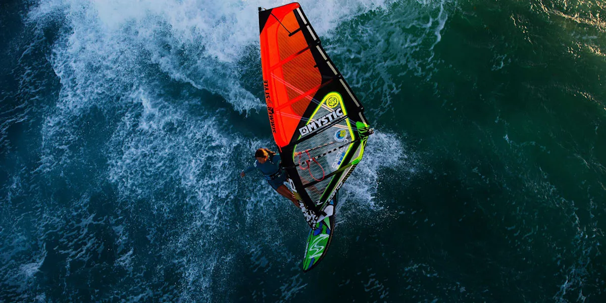 Zdjęcie Jak pływać na windsurfingu: proste techniki i najlepsze miejsca