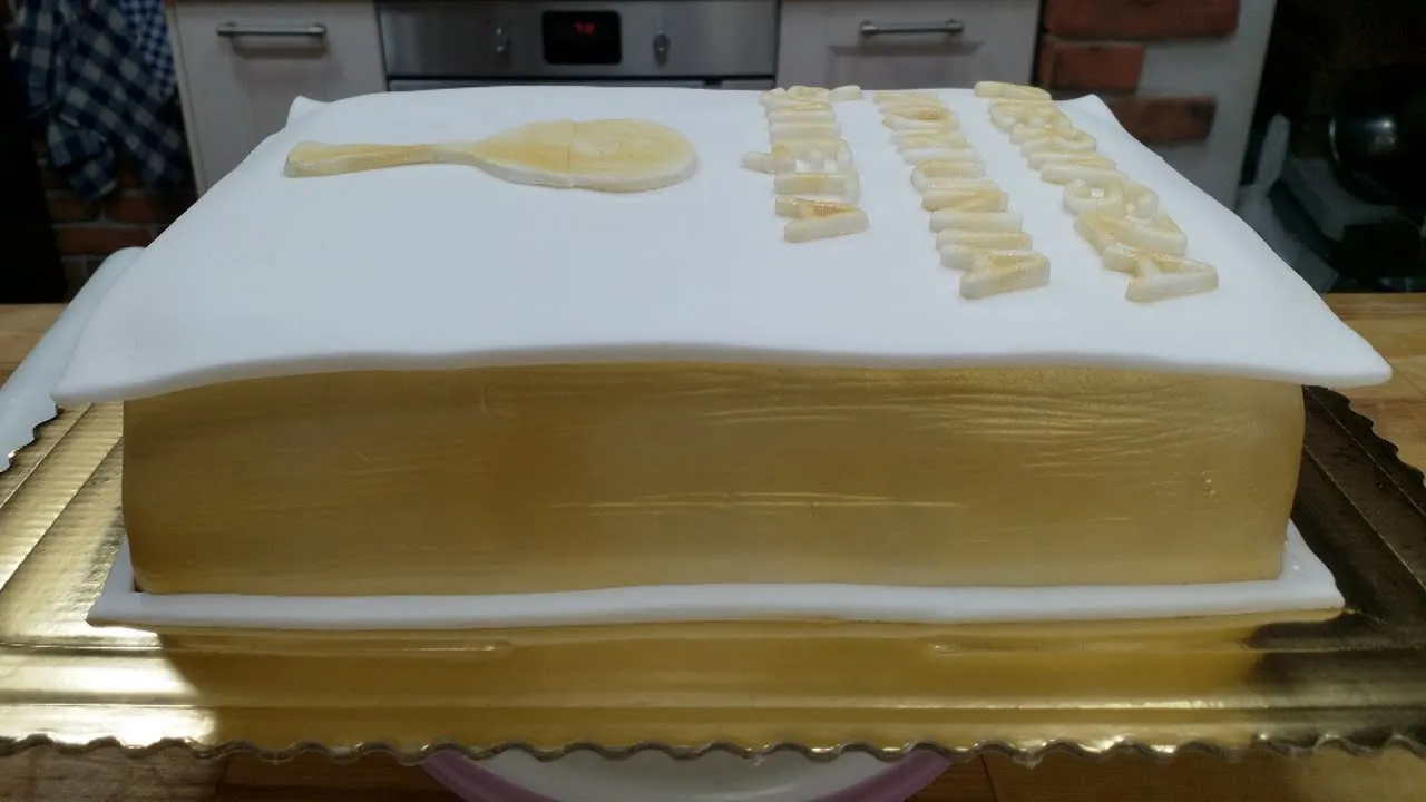 Zdjęcie Jak zrobić tort książka na komunię - proste przepisy i porady