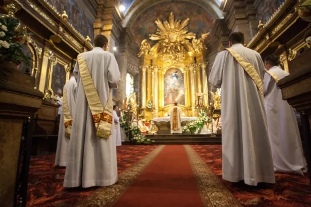 Zdjęcie Czy diakon to ksiądz? Poznaj kluczowe różnice i obowiązki