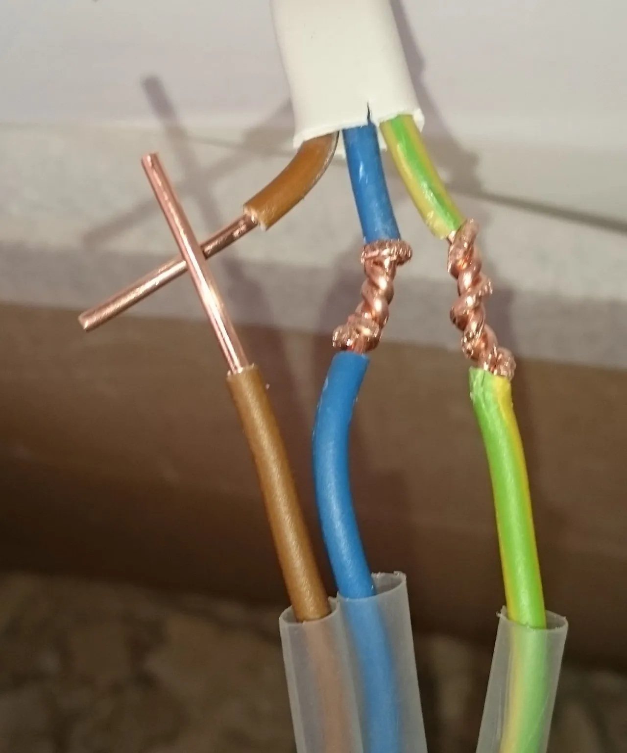 Zdjęcie Jak połączyć przecięty kabel w ścianie i uniknąć niebezpieczeństwa