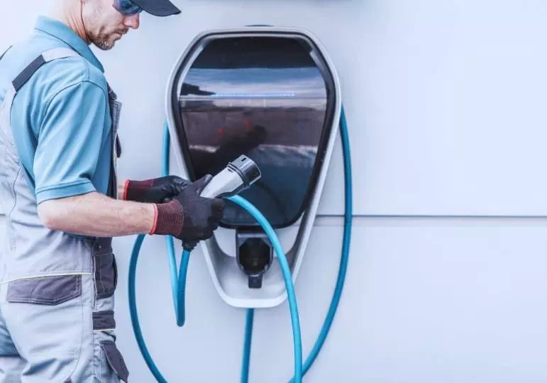 Zdjęcie Jak ładować samochód elektryczny na stacji – uniknij kosztownych błędów