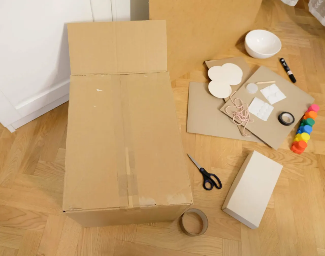 Zdjęcie Jak zrobić buty z kartonu - proste kroki do kreatywnego projektu DIY