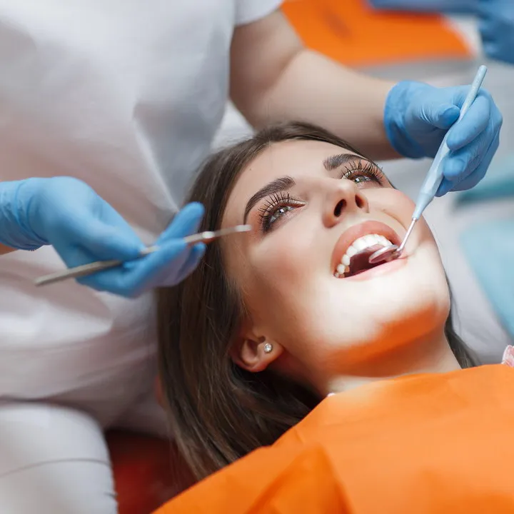 Zdjęcie Lekarz dentysta czy stomatolog – poznaj kluczowe różnice i znaczenie