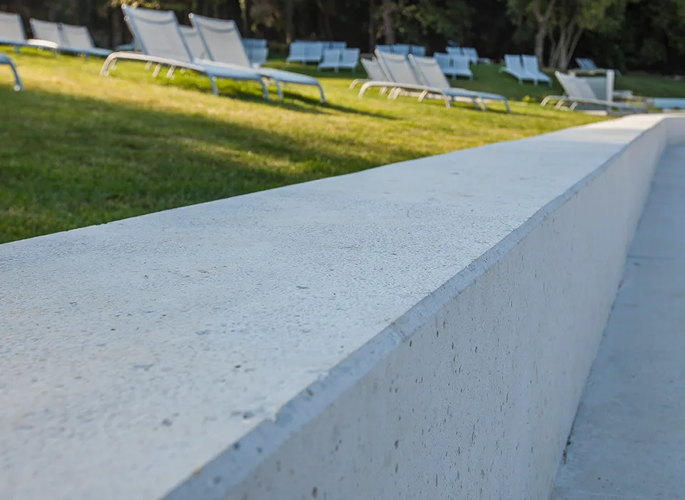 Zdjęcie Jaki beton pod krawężniki? Wybierz najlepszą opcję dla trwałości