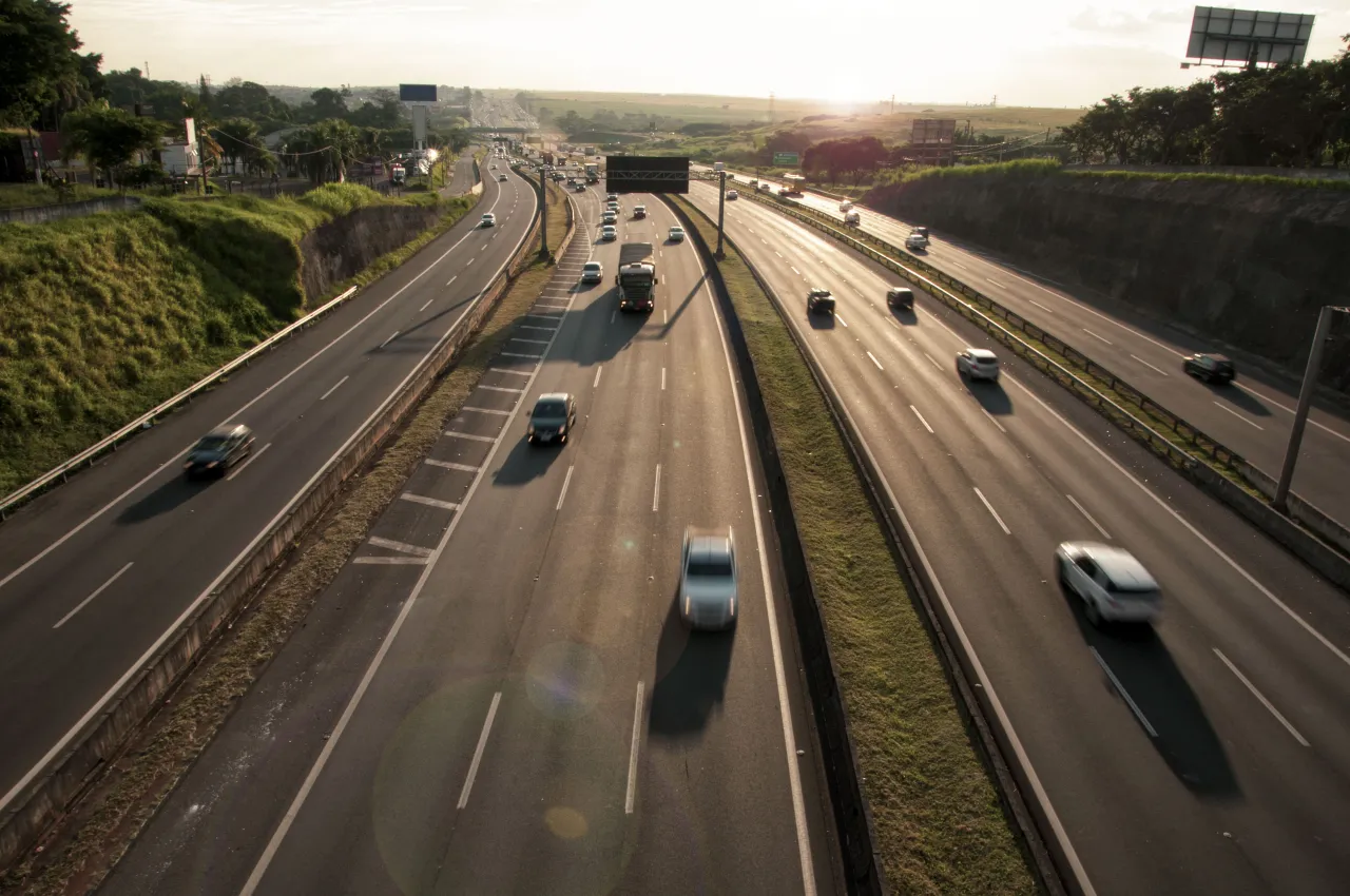 Zdjęcie Ile jechać na autostradzie, aby uniknąć mandatów i zapewnić bezpieczeństwo?