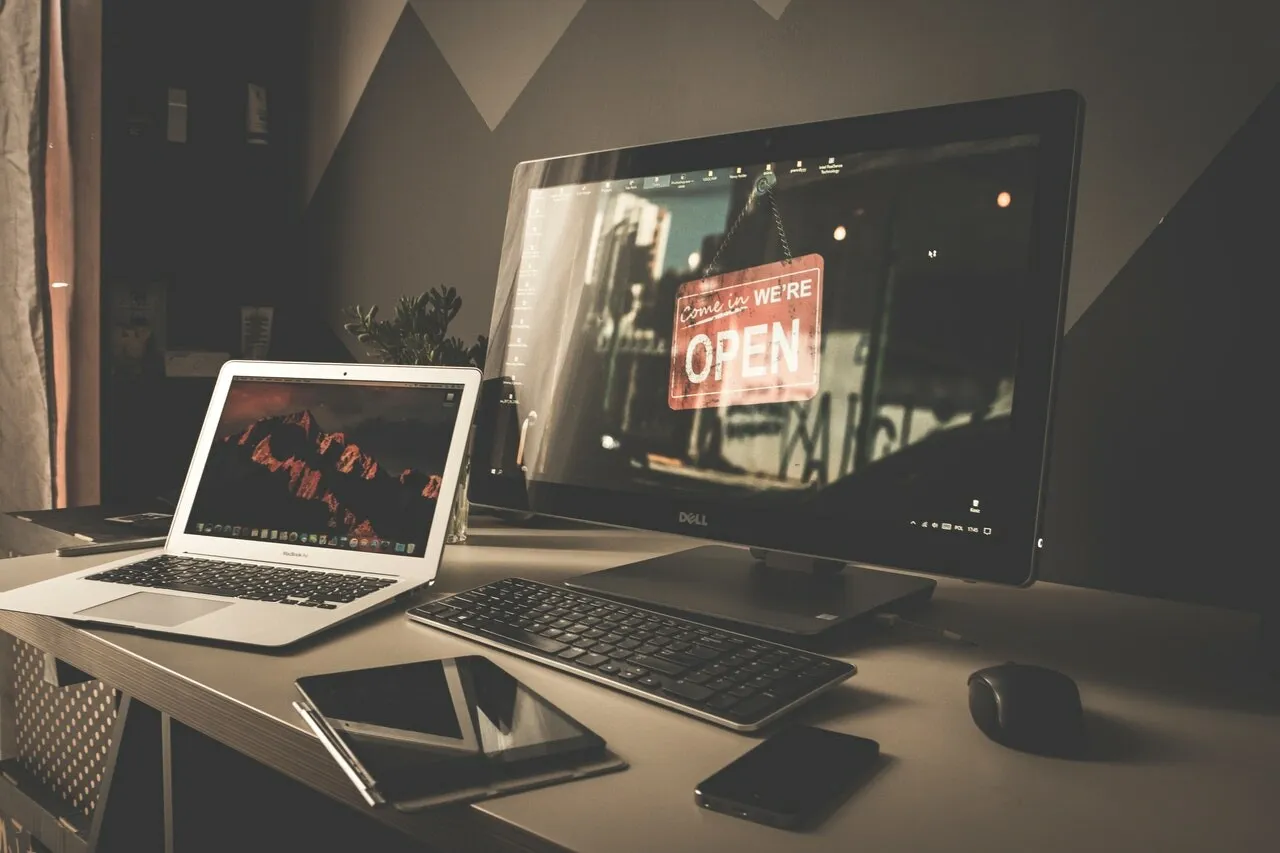 Zdjęcie Czy laptop może służyć jako monitor? Sprawdź, jak to zrobić i jakie są ograniczenia