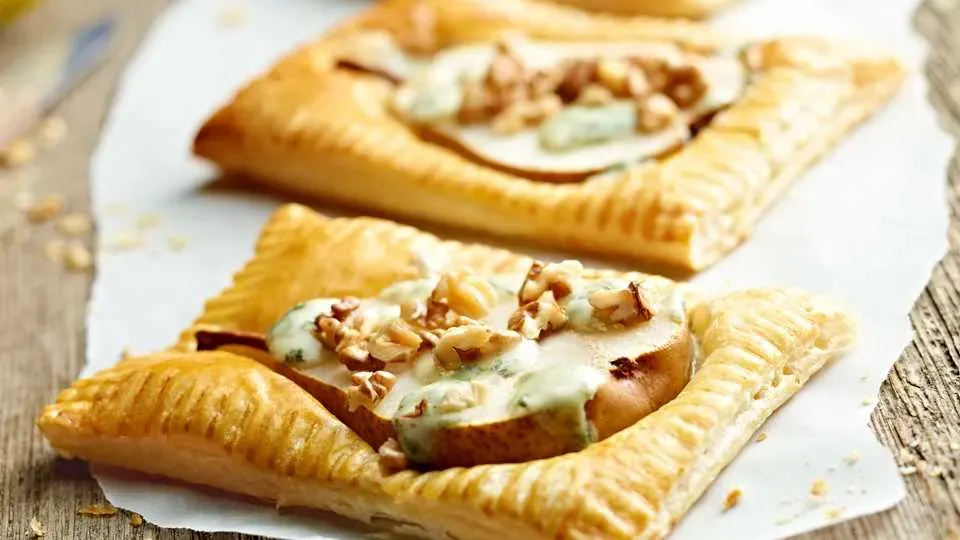 Zdjęcie Ciasto francuskie z gruszką i gorgonzolą - Idealne połączenie smaków