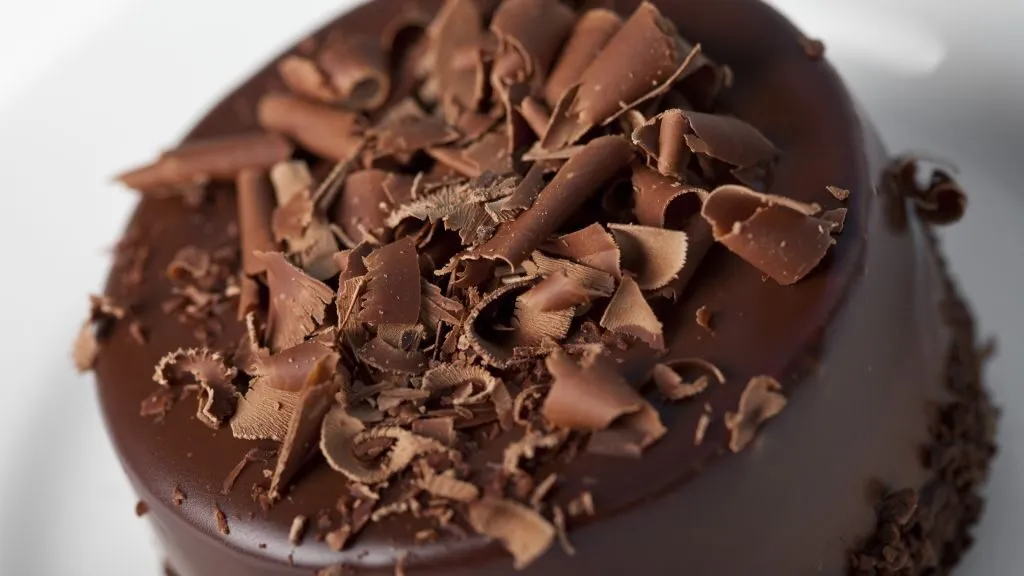 Zdjęcie Czym przełożyć tort czekoladowy? Sprawdź najlepsze nadzienia i uniknij błędów!