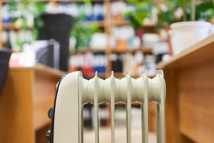 Zdjęcie Ile prądu zużywa grzejnik olejowy 1500w? Sprawdź koszty!