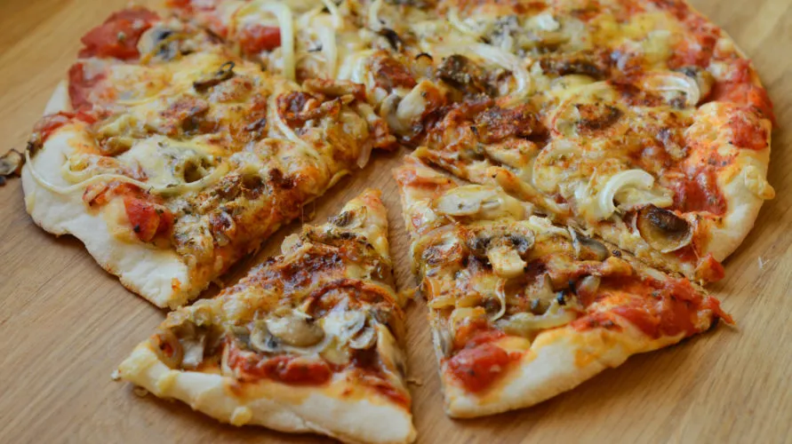 Zdjęcie Jak poprawnie przygotować pizzę: najpierw ser czy dodatki?