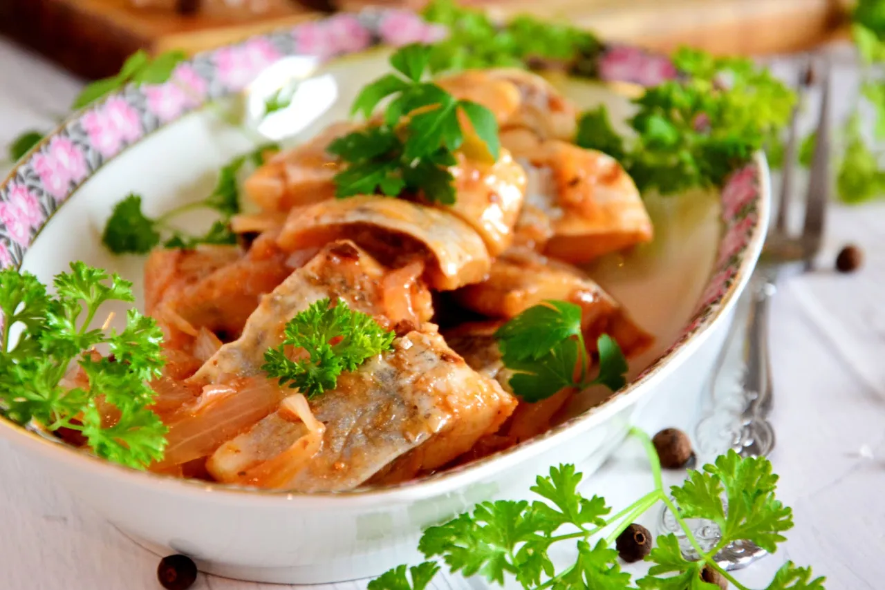 Zdjęcie Kaszubskie śledzie z ze śliwką to must-try! Ujawniamy przepis!