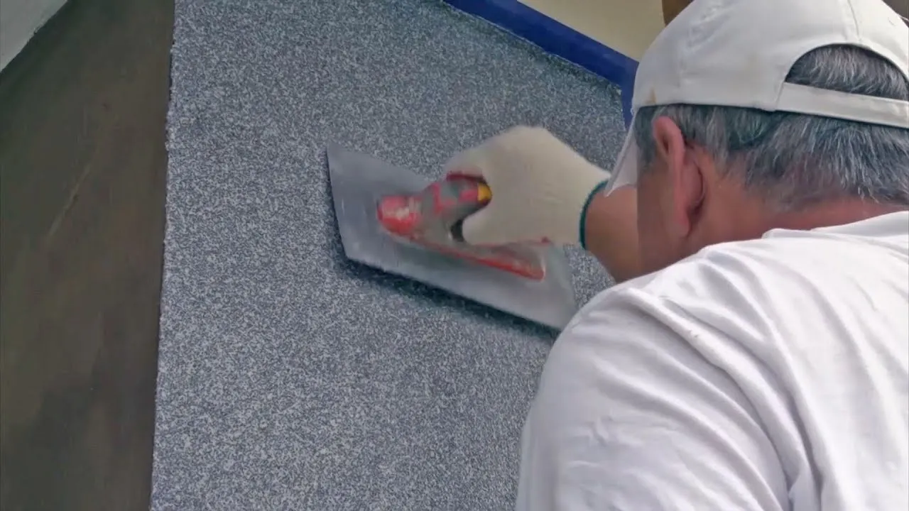 Zdjęcie Tapetowanie tynku mozaikowego? Jak przygotować ścianę krok po kroku