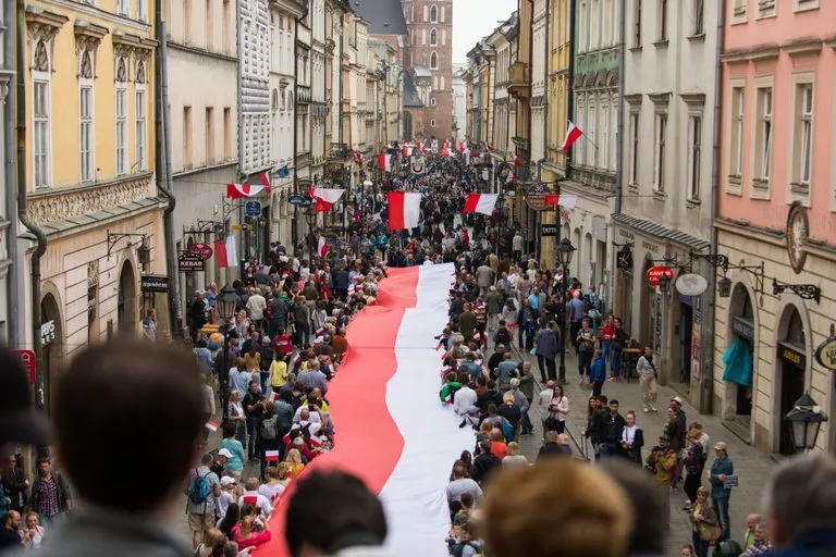 Zdjęcie Flaga Polski: Dlaczego takie kolory? Odkryj ich głębokie znaczenie