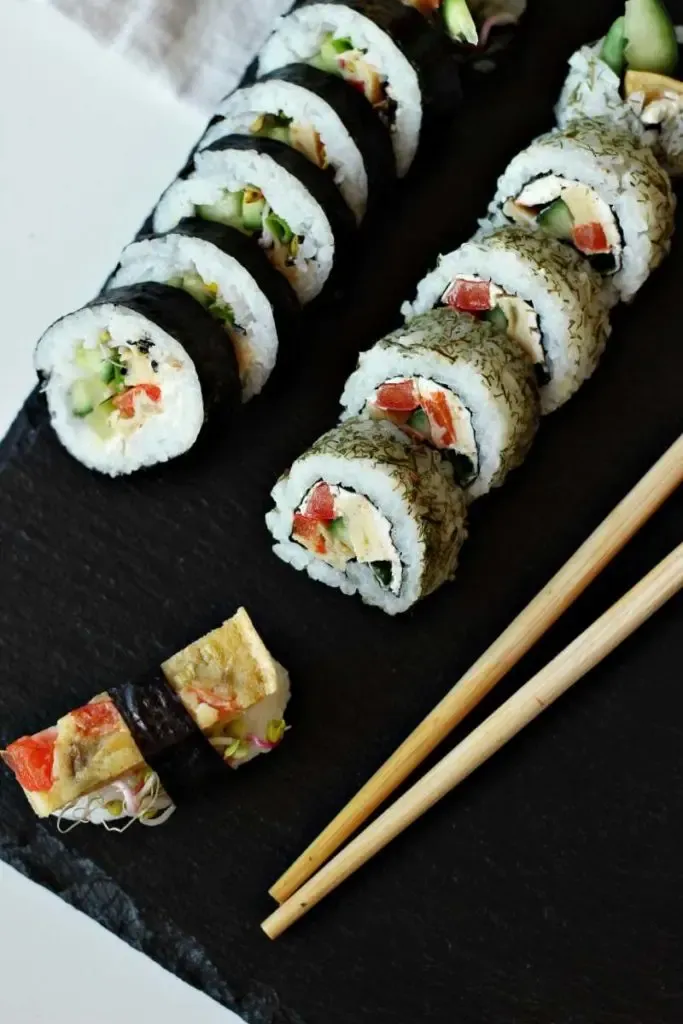 Zdjęcie Ile ryżu na jedną rolkę sushi? Odkryj idealne proporcje i triki
