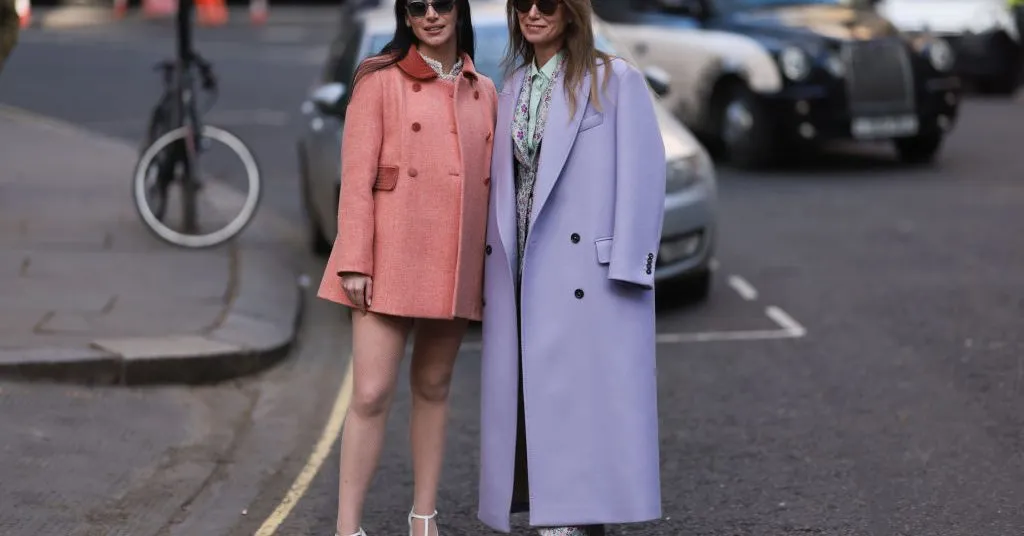 Zdjęcie Liliowa marynarka stylizacje: eleganckie i modne pomysły na każdą okazję