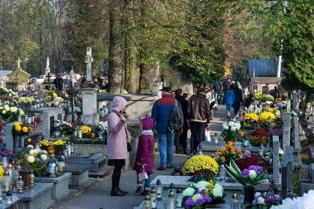 Zdjęcie Ile pieniędzy dać księdzu za pogrzeb: aktualne stawki i zwyczaje w Polsce