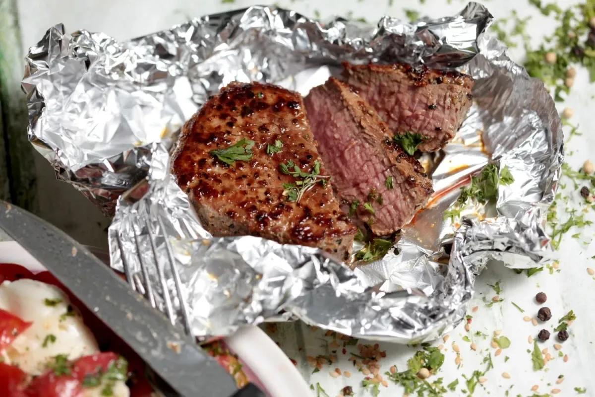 Zdjęcie Czy można mrozić mięso w folii aluminiowej? Sprawdź, jak to zrobić bezpiecznie