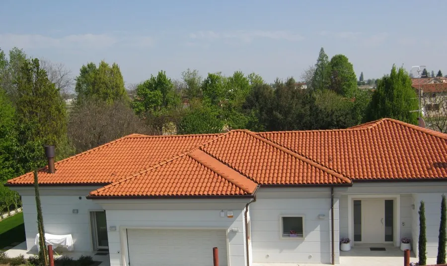 Zdjęcie Bordowa dachówka jaka elewacja - idealne połączenia kolorystyczne i materiały