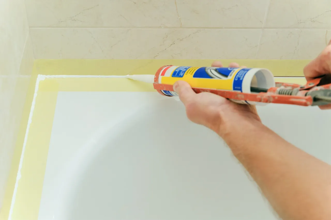 Zdjęcie Skuteczne sposoby na to, czym zmywać silikon z różnych powierzchni