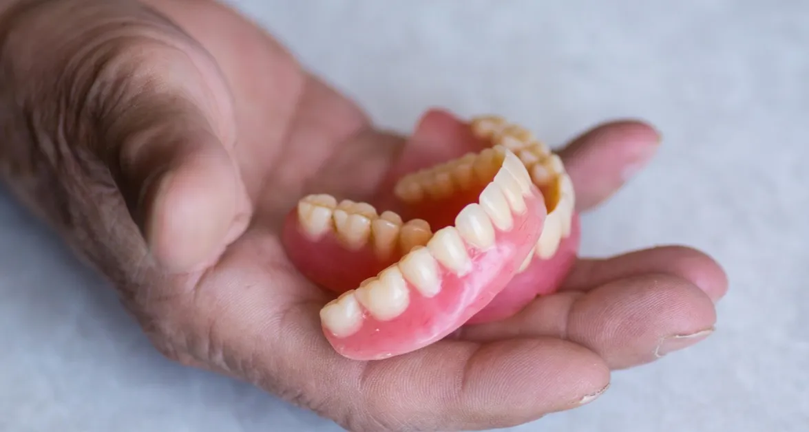 Zdjęcie Czy proteza zębowa może uczulać? Objawy i jak ich uniknąć